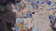 Pri Tvrdošovciach sa po ceste váľalo 18 ton jogurtov