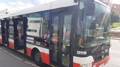 Vodič vyzval cestujúceho aby si nasadil rúško, on od hnevu rozbil dvere