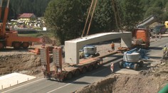 Horský prechod Donovaly je uzavretý. Niektorí vodiči prekážku na ceste obchádzajú po lúke