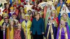 Merkelová sa úkazala prvýkrát s barlami na verejnosti