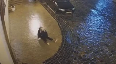 VIDEO: Poľadovica zmenila Kyjev na obrovské klzisko. Ľudia išli do práce aj po štvornožky