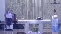 VIDEO: Poľský kňaz poúčal veriacich, čím ho majú pohostiť, keď im príde po Vianociach požehnať