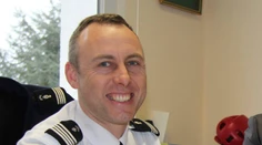 Francúzsky policajt, ktorý sa vymenil za rukojemníkov, zomrel