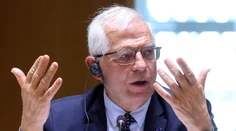 Šéf diplomacie EÚ: Pri hraniciach s Ukrajinou je vyše 150-tisíc ruských vojakov