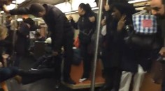 Čo spôsobí jeden potkan v metre? Paniku zachytili ľudia na mobily