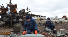 V miestach na Ukrajine, ktoré Rusi opustili, stále hrozí smrť. Zanechali po sebe tisícky výbušnín