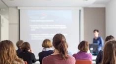 Ministerstvo školstva chce klepnúť po prstoch firmám, ktoré predávajú záverečné práce