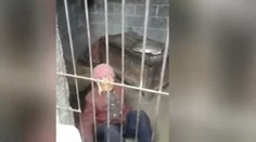 Syn zavrel 92-ročnú mamu do klietky. Takto žila dlhé roky