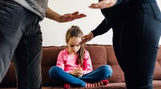 Rozišli sa a otec aj mama chcú, aby dieťa nieslo práve to ich meno. Ako to vyzerá, keď z lásky ostanú len súdne spory