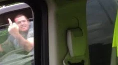 Drzý vodič ukázal žene prostredník a vzápätí havaroval. To bolo smiechu
