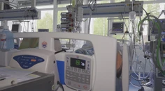 Zapínajú pľúcne ventilátory a pripravujú ďalšie lôžka. Situácia v nemocniciach sa zhoršuje