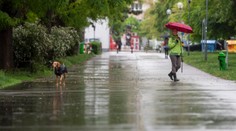 Pozor na búrky: Pre celé Slovensko platí výstraha, môžu padať  krúpy a vzniknúť povodne