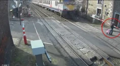 Muža od smrti delili centimetre, ignoroval rútiaci sa vlak