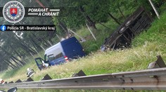 Nehoda na D2: Zranilo sa viacero osôb, medzi nimi aj dieťa. S ťažkým zranením ho previezli do nemocnice