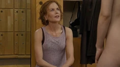 Pred Nicole Kidman sa postavila holá žena. Ona sa len prizerala