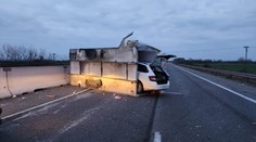 VIDEO: Hrozivo vyzerajúcu nehodu na D1 zachytila kamera. Jedno z áut skončilo celé v návese