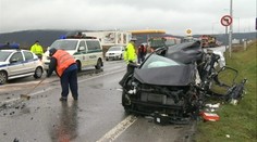 Čelná zrážka auta s autobusom v Bratislave. Jeden zranený!