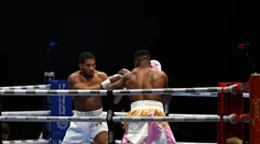 VIDEO: Očakávaný súboj sa skončil tvrdým KO. Joshua nedal šampiónovi UFC šancu