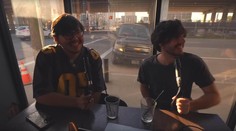 VIDEO: Desivý zážitok pri nahrávaní podcastu. Do výkladu kaviarne, za ktorým sedeli youtuberi, vletelo auto