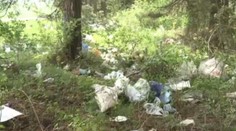 Pod Tatrami robí vietor šarapatu. Smeti zo skládky sú všade