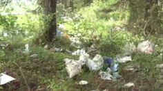 Pod Tatrami robí vietor šarapatu. Smeti zo skládky sú všade