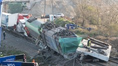 Obrovský kus betónu spadol na koľajnice. Spôsobil vykoľajenie vlaku v Nemecku