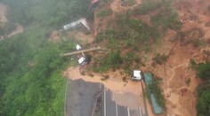 VIDEO: Hrozivý zosuv pôdy na diaľnici v Brazílii zmietol autá do priekopy, našli živých i mŕtvych