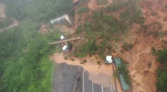 VIDEO: Hrozivý zosuv pôdy na diaľnici v Brazílii zmietol autá do priekopy, našli živých i mŕtvych