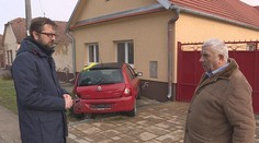 Po nehode, ktorú nezavinil, ostalo pánovi Floriánovi auto prilepené k domu
