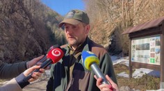 Otca so synom naháňal neďaleko Banskej Bystrice medveď. Keď sa syn potkol, otec sa rozhodol pre krajné riešenie