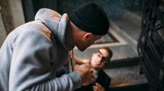 Muž napadol cudzincov v bistre. Pred súd pôjde za pokus o vraždu s extrémistickým motívom