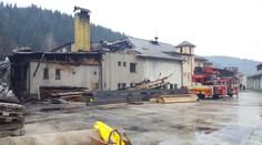 Hasiči zasahovali pri požiari polyfunkčného objektu v obci Korňa