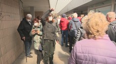 Hádky, nervozita a chaos. Zdravotníci z vakcinačného centra si museli na pomoc privolať políciu