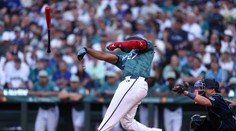 Frajer na záver: Keď priveľa snahy škodí. Syn člena siene slávy netrafil pálkou loptičku, ale tribúnu