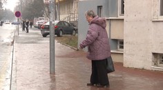 Chodník pred poštou v Michalovciach bol čisté klzisko. Ľudia poriadne nadávali