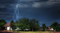 Blesk zasiahol školu v Maďarsku. Deti vzali do nemocnice