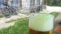 Alkohol na bicykli? Známy politik takto protestoval proti zákonu