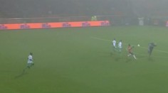 VIDEO: Šialený zákrok gólmana mimo šestnástky, takto knokautoval útočníka