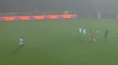VIDEO: Šialený zákrok gólmana mimo šestnástky, takto knokautoval útočníka