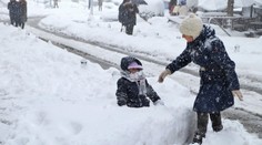Snehové búrky a mráz sužujú aj juh Európy. V Británii je iný svet