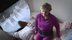 Chrbticu pani Márie drží 10 klinov a stále má bolesti. Lekárka ju však poslala do práce