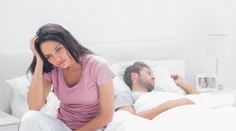 Spíte k partnerovi otočená chrbtom? Nie ste vo vzťahu spokojná