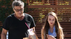 Otec s dcérou na prechádzke? Nie, herec sa pochválil mladučkou milenkou