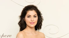 Celeste Buckingham prekvapí na Plese v opere. Výberom šiat riskuje