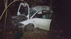 Auto sa zrútilo do priekopy. Vodič ušiel, zranených nechal tam