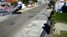 VIDEO: Zlodeja počas policajnej naháňačky prudko vymrštilo z ukradnutého auta