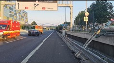 FOTO: Šialená nehoda v Petržalke. Rakúšan prerazil bariéru a s BMW vletel na diaľnicu