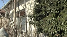 Lekár preskočil plot a zachránil život opustenej starenke