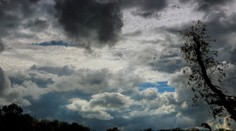 Aj v nedeľu môžu potrápiť niektoré časti Slovenska búrky. Zlepšenie počasia nemá priniesť ani nový týždeň