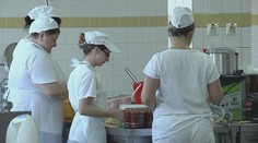 Obedy zadarmo majú pokračovanie: Štát láka do školských kuchýň nových ľudí